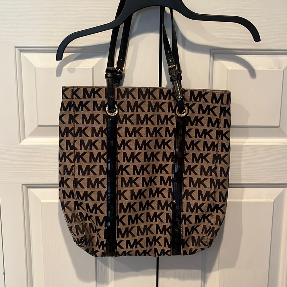 Monogram tote with sequins